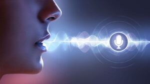 Nahaufnahme eines sprechenden Mundes mit digitaler Schallwellen-Visualisierung und Mikrofon-Symbol – Symbolbild für Voice KI und Sprachsteuerung durch künstliche Intelligenz.