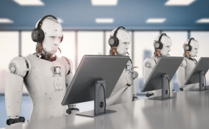 Reihe humanoider Roboter mit Headsets vor Monitoren in einem Büro – futuristische Darstellung von voice KI im automatisierten Kundenservice.