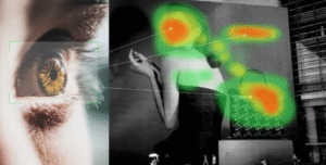 Nahaufnahme eines Auges, das ein Werbeplakat mit Heatmap-Overlays betrachtet, optische Aufmerksamkeit analysierend. Eine bekannte Methode im Neuromarketing.