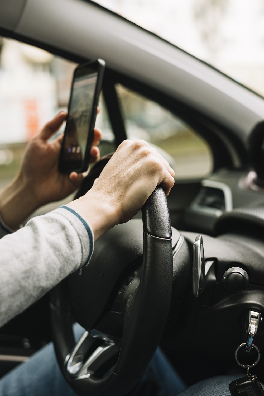 Außendienstler verwaltet im Auto aufwändig Kundeninformationen