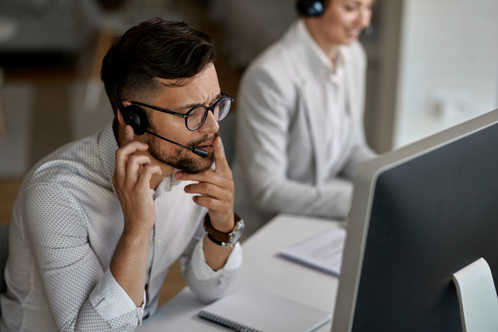 Mann im Callcenter