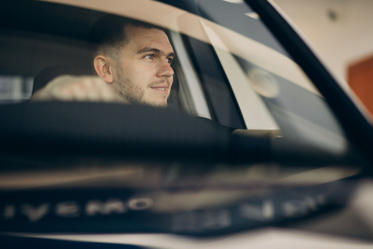 Außendienstler sitzt im Auto und telefoniert mit digitalem Innendienst TrendVoice