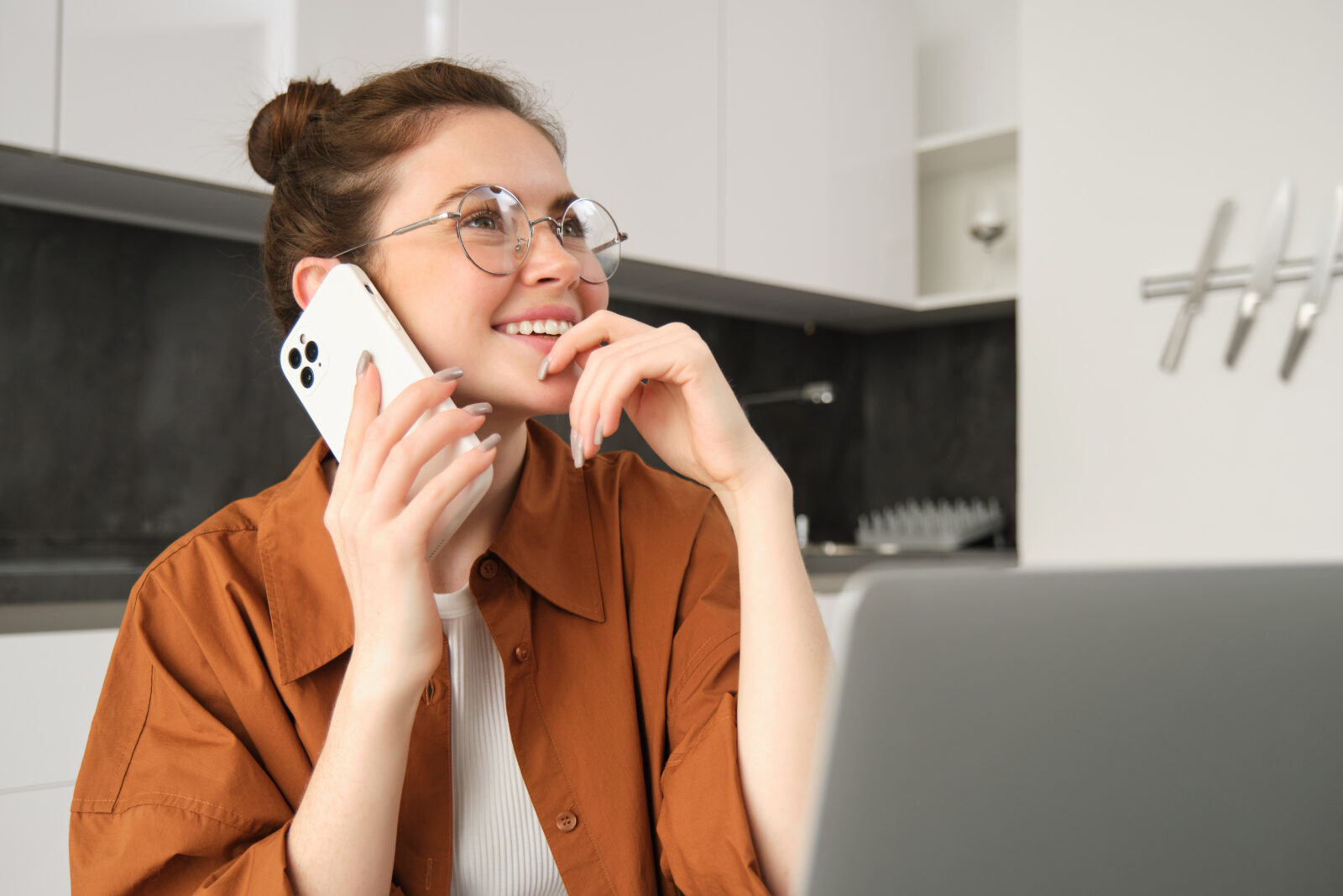 frau telefoniert mit smartphone